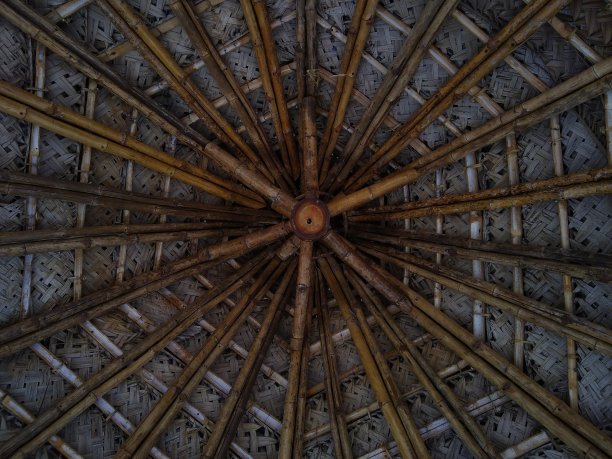 喀拉拉邦Thiruvananthapuram, Madavoor岩石切割寺庙，带有椰子屋顶的竹子小屋图片下载