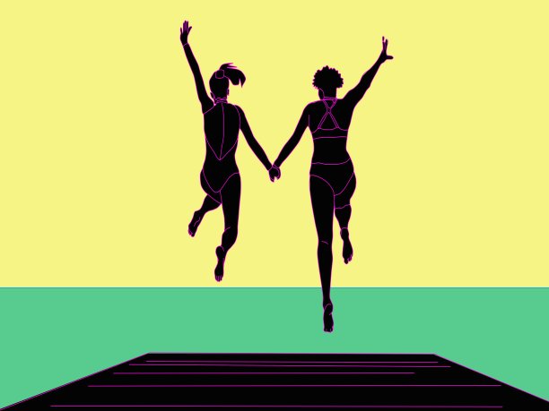 两个成年女孩从木板路上手拉手跳进水里。图片下载