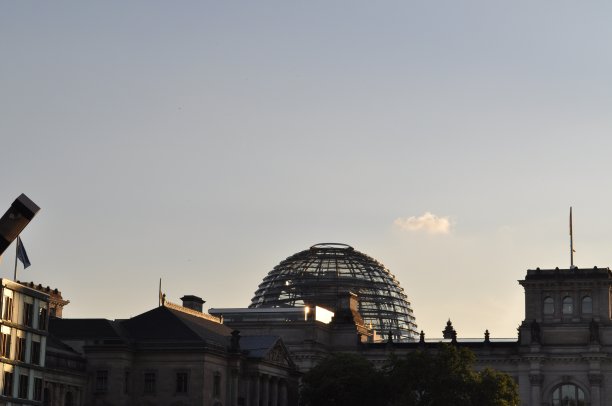 柏林历史悠久的政府大楼玻璃穹顶的剪影图片下载