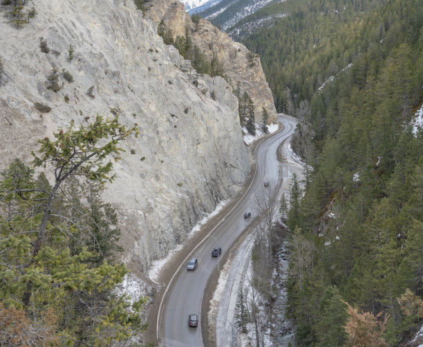 通过辛克莱山谷的山区高速公路鸟瞰图图片下载