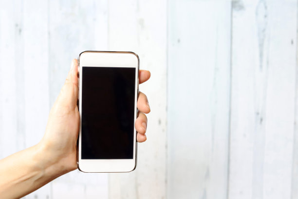 女人握着手机图片下载