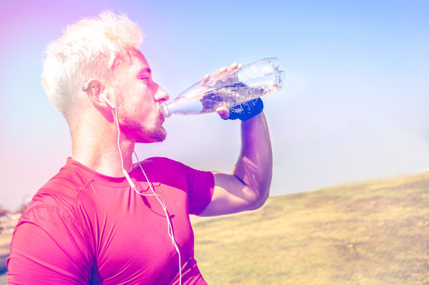 运动的人在剧烈运动后要补充水分图片下载