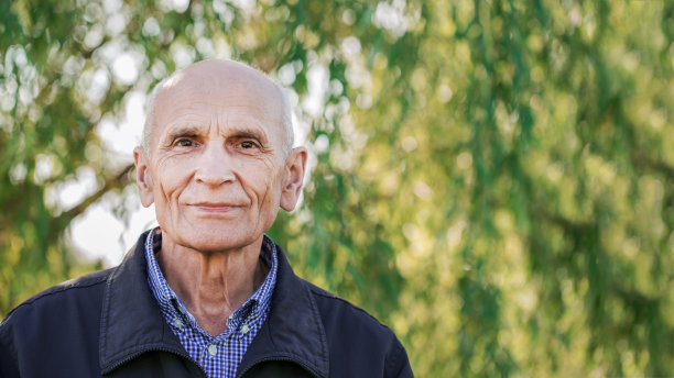 户外特写灰色头发的秃头快乐的人在自然的背景图片下载