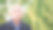 户外特写灰色头发的秃头快乐的人在自然的背景图片下载
