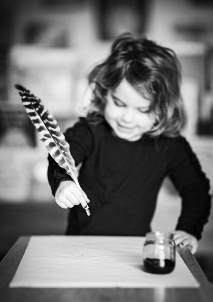 拿着羽毛笔的女孩图片下载