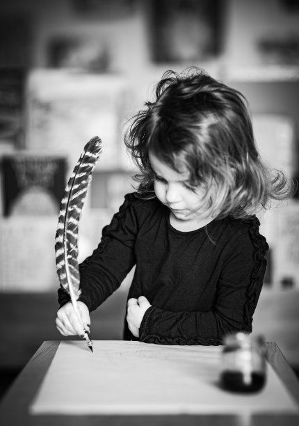 拿着羽毛笔的女孩图片下载