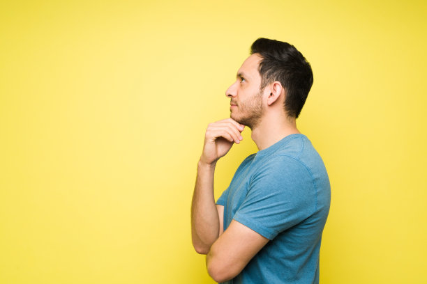 英俊的男人梦想着他美好的未来图片下载