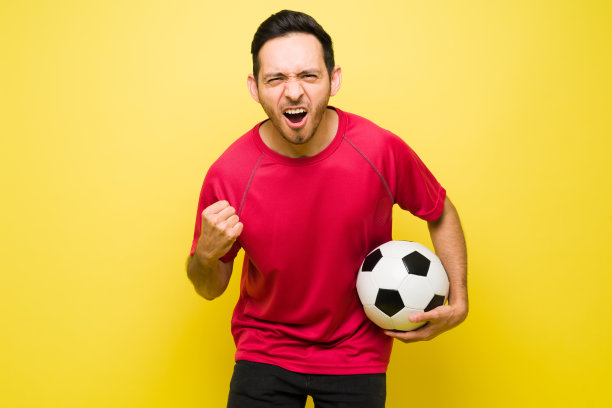 一个兴高采烈的拉丁人庆祝他的足球队的胜利图片下载