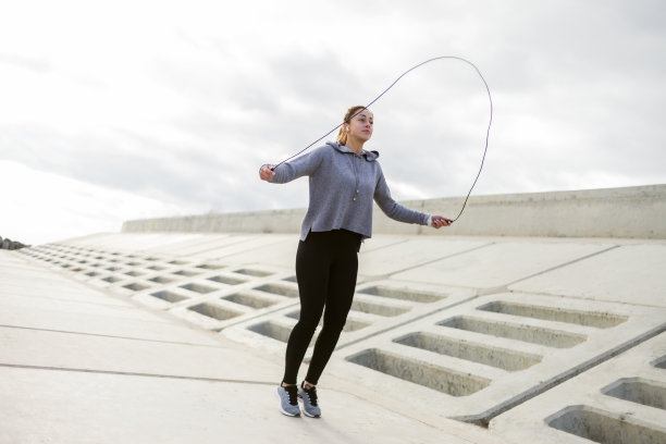 运动健身女子户外跳绳。健康的生活方式图片下载
