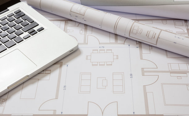 建筑师工程师办公桌。图纸和笔记本电脑图片下载