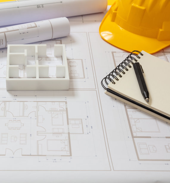 建筑的概念。办公桌上有住宅建筑图纸和安全帽图片下载