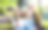 幸福的家庭。奶奶和孙女们坐在公园里用智能手机自拍。生活方式的概念图片下载
