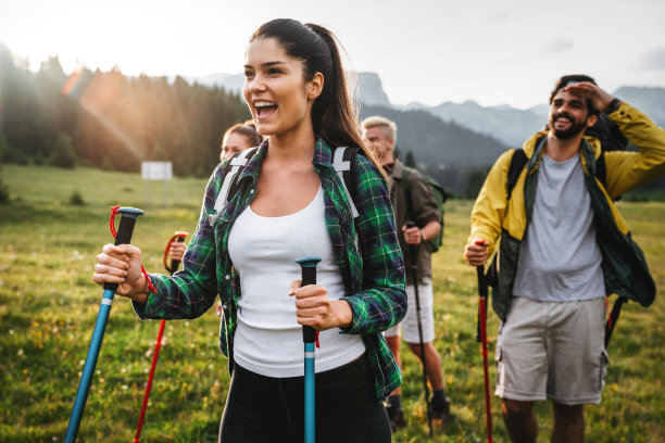 一群健康的朋友在山里徒步旅行图片下载