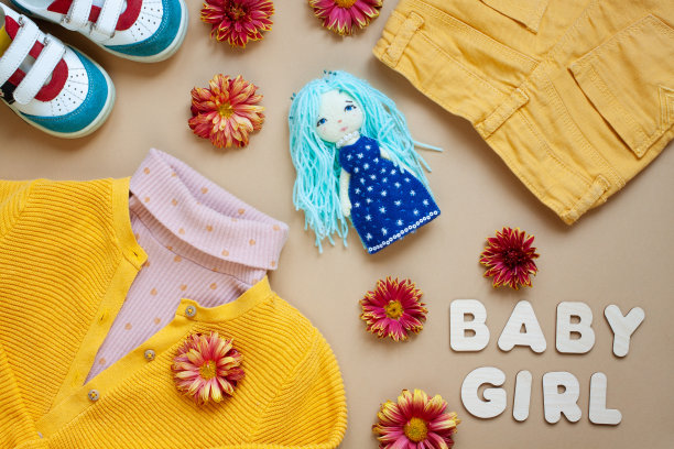 时尚女孩的衣服镶在米色上。图片下载