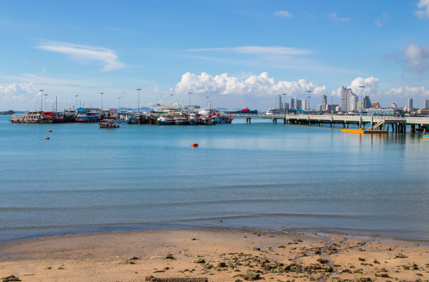 泰国亚洲春武里芭堤雅地区的城市景观，大海和海岸图片下载
