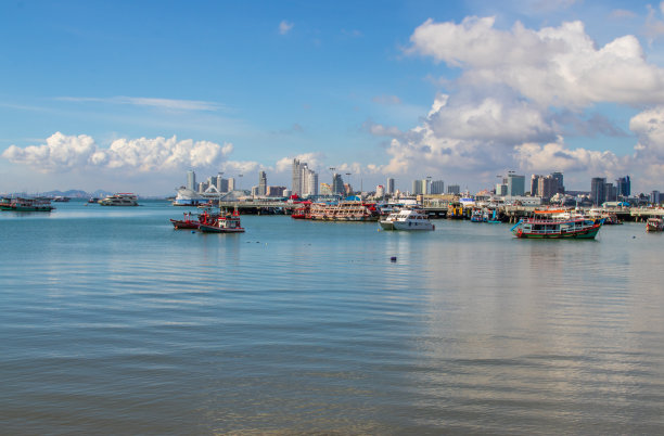 泰国亚洲春武里芭堤雅地区的城市景观，大海和海岸图片下载
