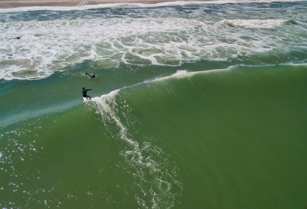 冲浪者在新泽西州岛海滩州立公园附近与巨浪搏斗，他们从无人机上寻找最终的海浪，从无人机图像上看到的最终海浪图片下载