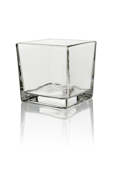 方形装饰玻璃花瓶。空，孤立在白色的背景反射。特写镜头图片下载