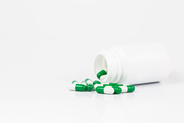 各种药物药丸，片剂，胶囊和瓶子在白色的背景。前视图。平的。副本的空间。医学概念。白色背景上的一堆药丸图片下载