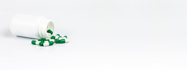 各种药物药丸，片剂，胶囊和瓶子在白色的背景。前视图。平的。副本的空间。医学概念。白色背景上的一堆药丸图片下载