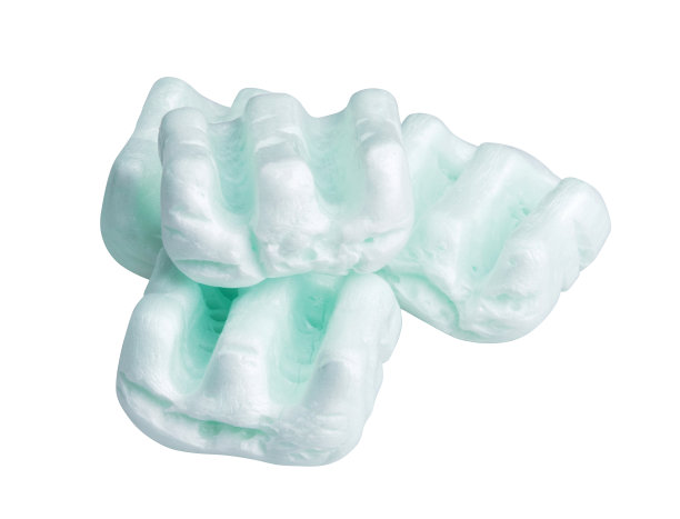 绿色的聚苯乙烯泡沫塑料碎片孤立在白色背景和剪切路径。图片下载