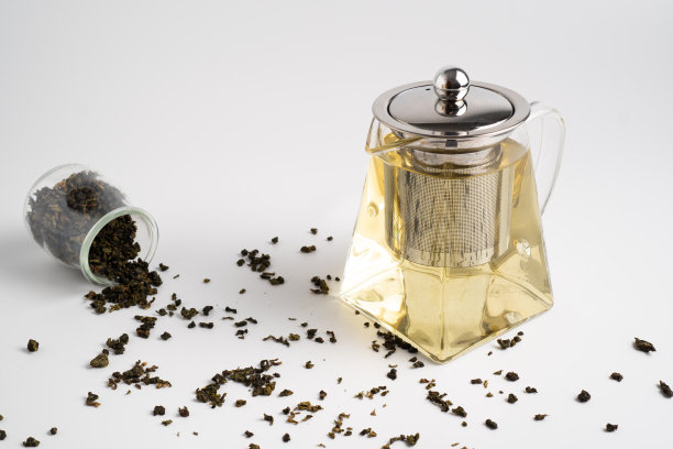 透明玻璃茶壶中的白茶。清爽的白茶。酿造白茶图片下载