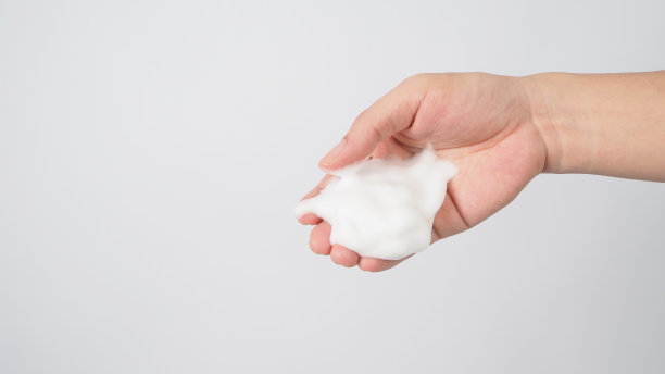 在白色背景上用起泡肥皂洗手。图片下载