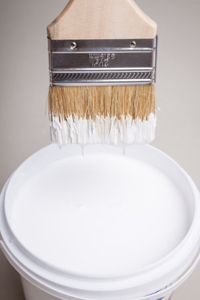 手拿白漆刷。图片下载