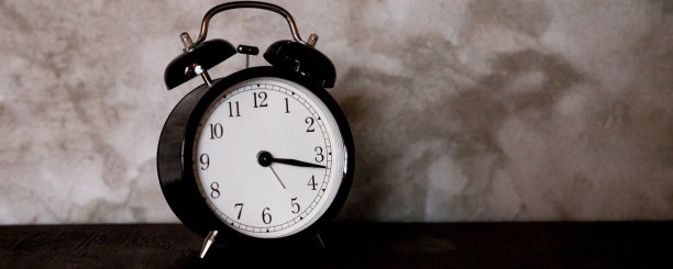 时间管理，复古黑色闹钟在树点15分钟后提醒。商业概念与旧闹钟与石材背景。有选择性的重点。本空间图片下载