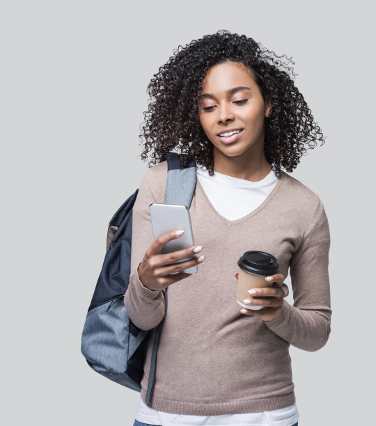 开心女学生用智能手机，在演播室拍摄图片下载