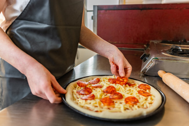 厨师在厨房餐厅准备披萨图片下载