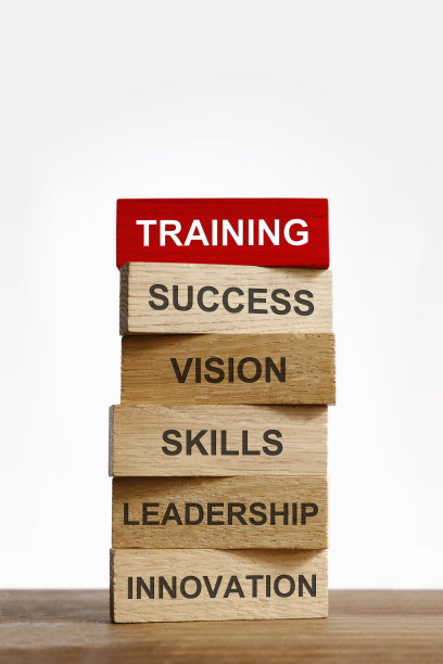 红色“训练”木块及其他木块上的相关文字图片下载