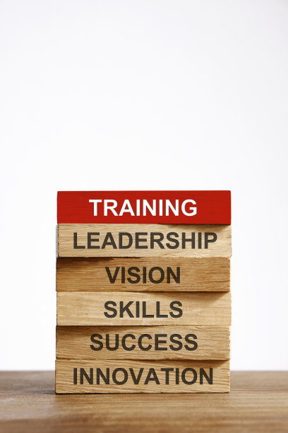 红色“训练”木块及其他木块上的相关文字图片下载