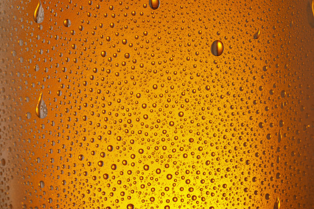 啤酒的背景。冰镇啤酒杯与水珠凝结图片下载