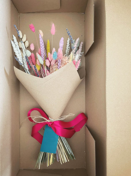 干花束交付在棕色的盒子图片下载