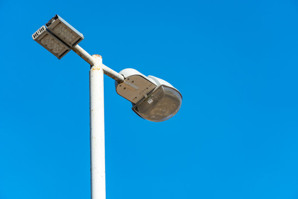 路灯上的路灯顶着蓝天，夜晚为城市照明的设备图片下载