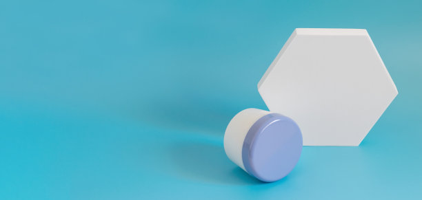 漂亮的极简主义基座或讲台与几何白色形状和化妆品罐在蓝色的背景。展示您的产品，设计，标志，文字或任何更多的用途的化妆品讲台。横幅照片与复制空间。图片下载