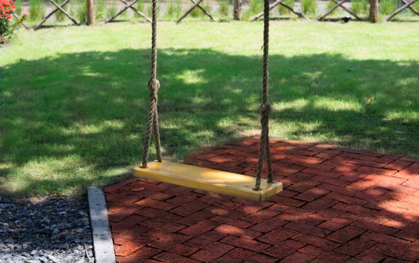 公园或操场上的木制秋千。图片下载