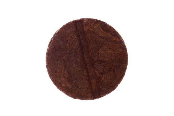圆形的黑色普洱茶孤立在白色的背景图片下载