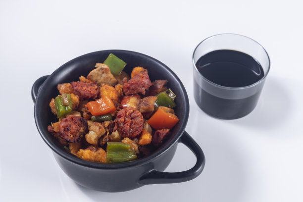 埃斯特雷马杜拉面包屑，面包屑，香肠，培根，红青椒，大蒜和红辣椒，配一杯葡萄酒。传统家庭烹饪的概念。水平照片和选择焦点图片下载