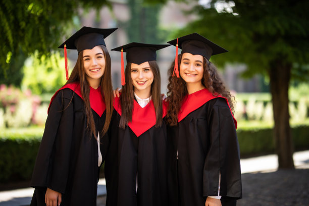 快乐，年轻的女大学生群体在毕业典礼上图片下载