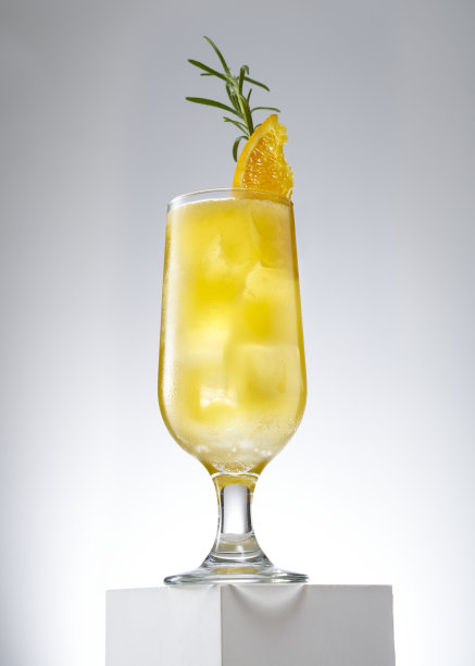 伏特加基酒橙色奎宁鸡尾酒图片下载