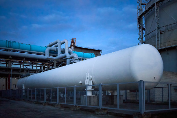 暗色的深夜工业景观。大型卧式液氮N2罐以石化生产需要的化工企业设备为例。图片下载