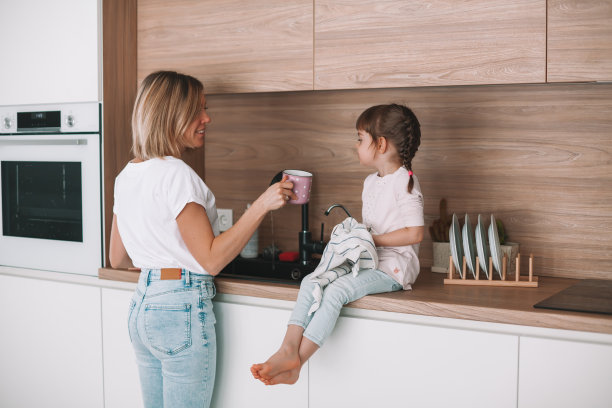 小女孩在帮她妈妈图片下载