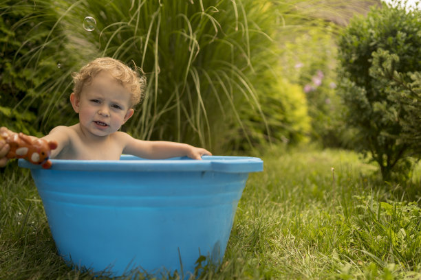 夏天，婴儿在花园里洗澡图片下载