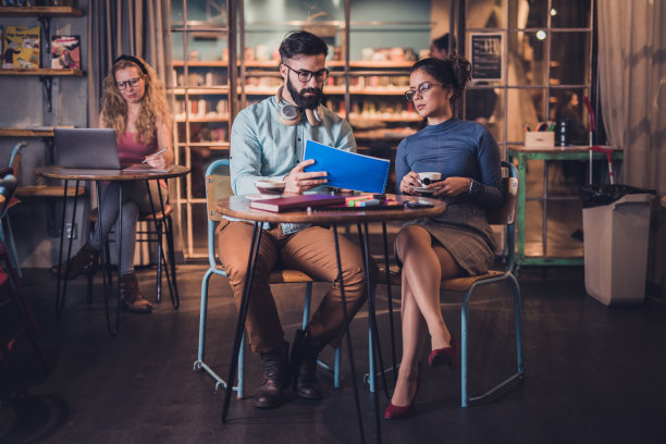 朋友们在图书馆互相帮助完成博士学位。图片下载