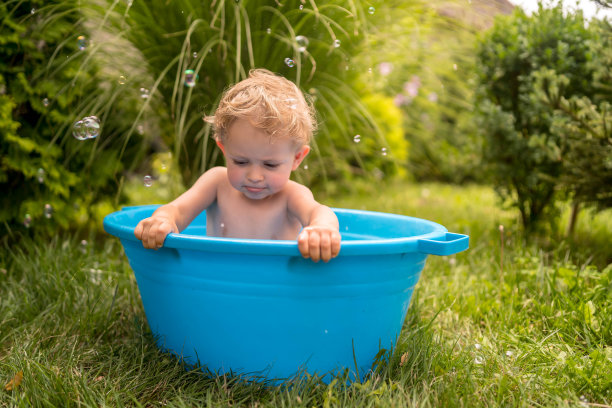 夏天，婴儿在花园里洗澡图片下载