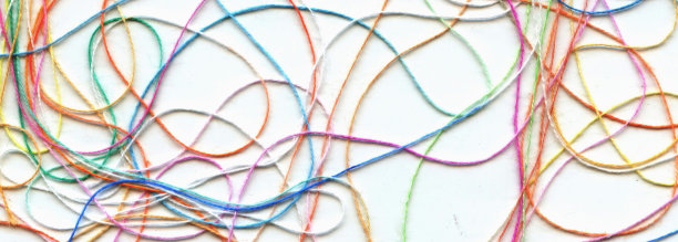 多色缠彩刺绣丝线。抽象色彩背景，以白色为背景图片下载