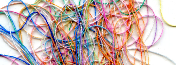 多色缠彩刺绣丝线。抽象色彩背景，以白色为背景图片下载