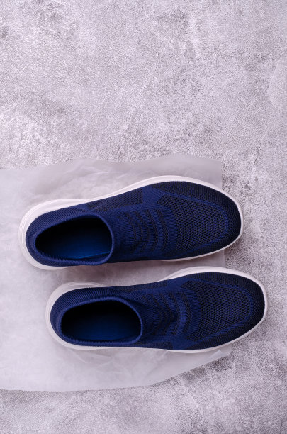 编织的蓝色运动鞋没有鞋带在灰色的背景。图片下载